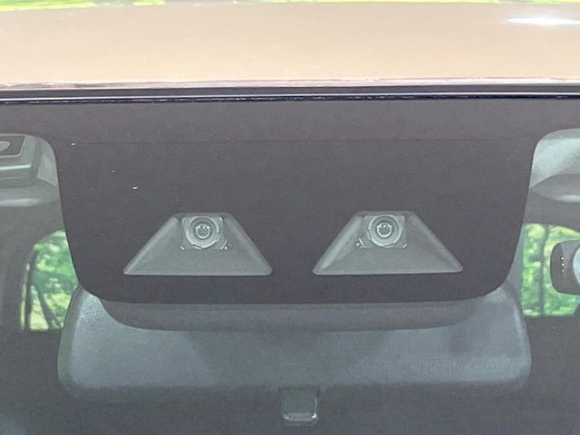 【スマートアシスト】走行中に前方の車両等を認識し、衝突しそうな時は警報とブレーキで衝突回避と被害軽減をアシスト。より安全にドライブをお楽しみいただけます。