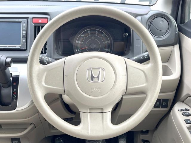 �C���e���A�ɍ��킹���f�U�C���̃X�e�A�����O�́A�^�]�������̂��Ƃ��l���A�^�]���₷���`��A�傫���ł��B�����x�A���ۂɐG���Ă��m���߂��������B