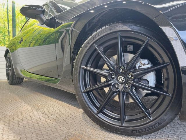 �y����18�C���`�A���~�z�C�[���z�O�ςɃ}�b�`���������A���~�z�C�[���𑕒����Ă���܂��B�e��ЊO�A���~�z�C�[����A�X�^�b�h���X�^�C�����戵�����Ă���܂��B���񂲑��k����������