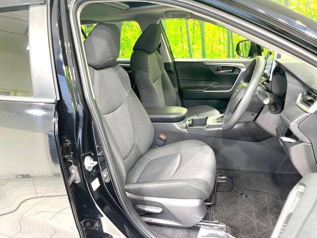 運転席まわりには十分なスペースがあり、大柄な方でもゆったり運転していただける環境です。