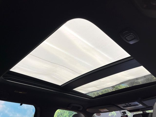 【サンルーフ】開放感たっぷりの希少装備、サンルーフが装着されています!車内に明かりを取り入れたり景色を楽しむ以外にも、車内の空気も簡単に換気できて快適です!