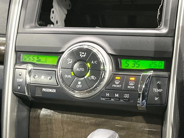 【オートエアコン】一度お好みの温度に設定すれば、車内の温度を検知し風量や温度を自動で調整。暑い&hellip;寒い&hellip;と何度もスイッチ操作をする必要はありません。快適な車内空間には必須の機能ですね♪