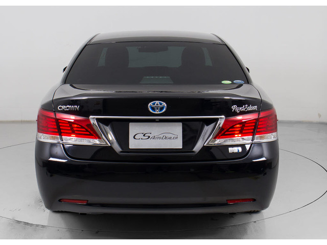 個性的なリアビューで御座います。精悍な佇まいは高級車ならではです。