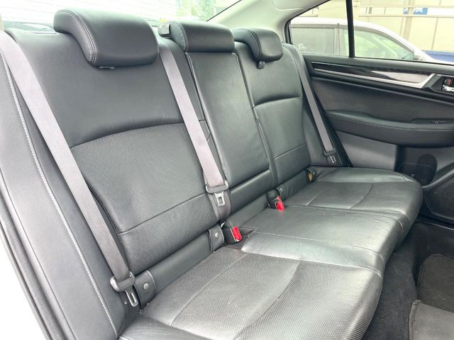 後部座席も気になるようなキズ・汚れやへたり等、大きなダメージはなく、良好な状態です。