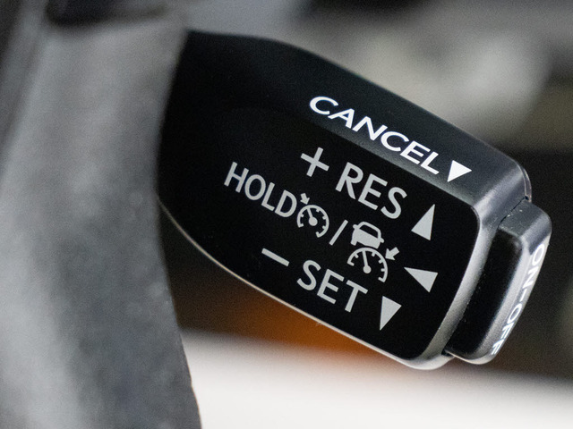 レーダークルーズコントロール  ミリ波レーダーと単眼カメラで先行車を認識し、車速に応じた車間距離を保ちながら追従走行を支援します。