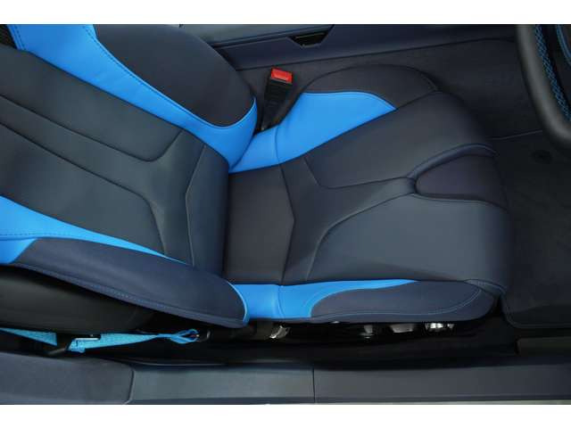 内装は黒を基調とし、テンションブルー&times;トワイライトブルーディップを使用。遊び心ある内装に仕上がっております。