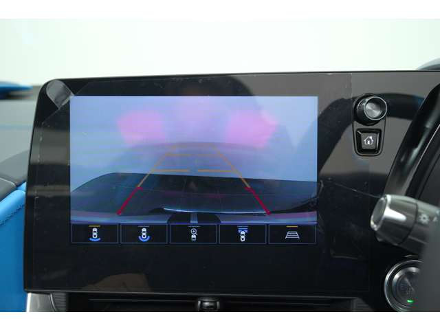 スーパーカーの部類にあたるコルベット。駐車や狭い道でも安心して走行できる装備も備わっています。