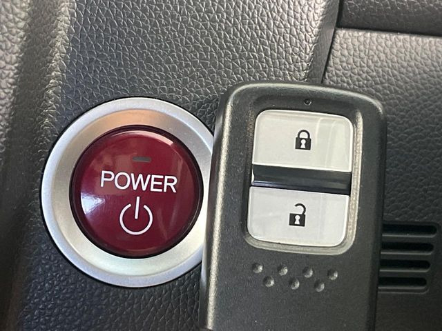 �yHonda�X�}�[�g�L�[�z�J�o����|�P�b�g�ɓ��ꂽ�܂܂ł��h�A�̎{���E�������\�ȃX�}�[�g�L�[�𑕔��B�G���W���̃I���E�I�t�����J�M�����o���K�v����������Ƃ��Ă��֗��ł���