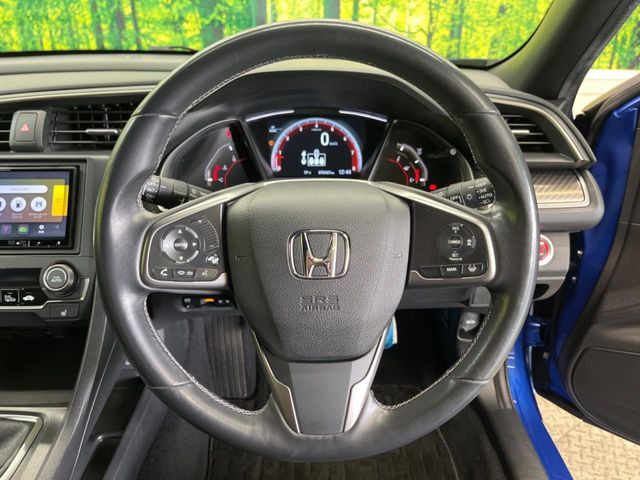 �C���e���A�ɍ��킹���f�U�C���̃X�e�A�����O�́A�^�]�������̂��Ƃ��l���A�^�]���₷���`��A�傫���ł��B�����x�A���ۂɐG���Ă��m���߂��������B