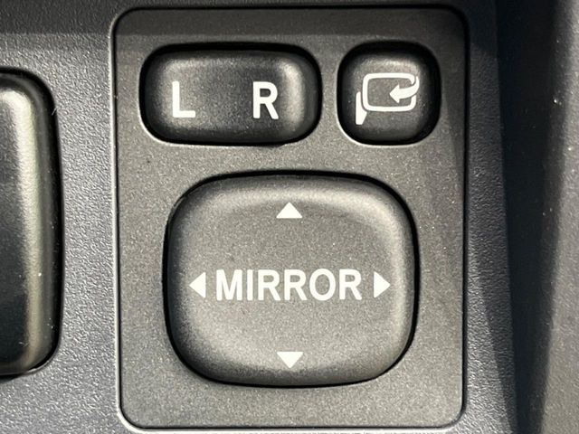 �y�d���i�[�~���[�z�T�C�h�~���[�͓d���i�[���ƂȂ��Ă���A�������ԏ�ł��L�Y�������X�N��}�����܂��B