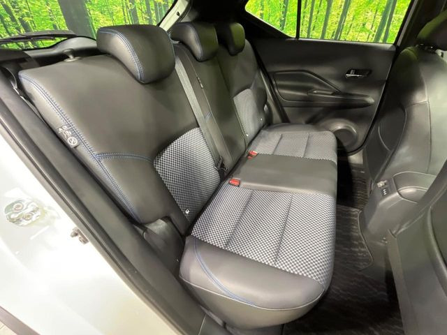 後部座席も気になるようなキズ・汚れやへたり等、大きなダメージはなく、良好な状態です。