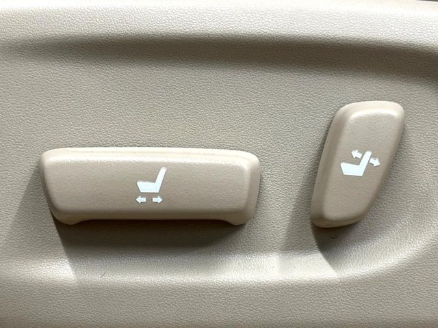 【パワーシート】スイッチ一つで簡単にシートの微調整が可能!電動だから力もいりません!快適なシートポジションにセットして、快適なドライブをお楽しみください。