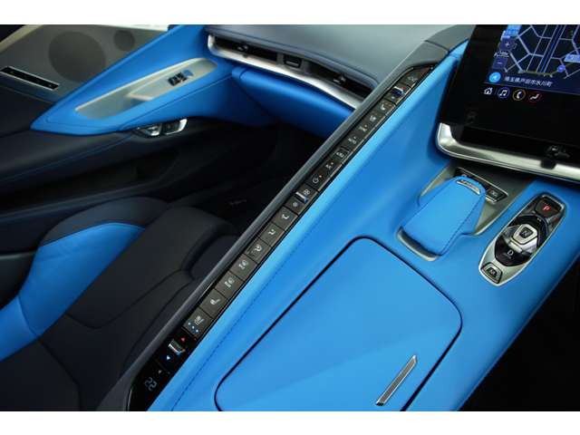 C8の象徴とも言える縦型に装備されたセンターコンソール。他の車両では見ることがない独創的でシャープなデザインも我々を惹き付ける1つです。