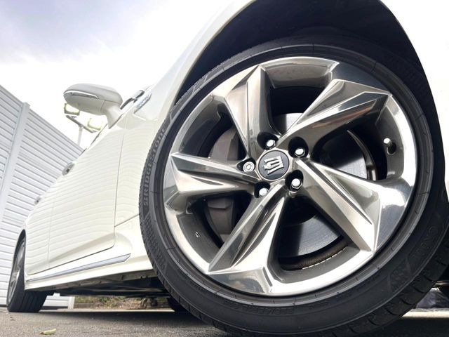 �y����18�C���`�A���~�z�C�[���z�O�ςɃ}�b�`���������A���~�z�C�[���𑕒����Ă���܂��B�e��ЊO�A���~�z�C�[����A�X�^�b�h���X�^�C�����戵�����Ă���܂��B���񂲑��k����������