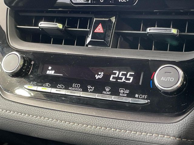 【オートエアコン】一度お好みの温度に設定すれば、車内の温度を検知し風量や温度を自動で調整。暑い&hellip;寒い&hellip;と何度もスイッチ操作をする必要はありません。快適な車内空間には必須の機能ですね♪