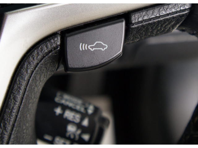 �Փˉ���x���^�v���N���b�V���Z�[�t�e�B�V�X�e�� �O���ɏo��������Q���ɑ΂��x��𔭂��A�h���C�o�[�Ɍx���B�����Ƀu���[�L�A�V�X�g�ɂ��Փˉ���Ƒ��x���y�����܂��B