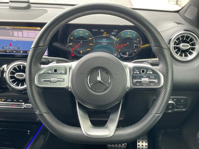 ���}���`�t�@���N�V�����X�e�A�����O:�n���h���̍��E�̃{�^���ŃI�[�f�B�I�̑I���≹�ʂ̒��߂��\�ł��B�n���h�����������������ł���̂ň��S�ł��ˁ�