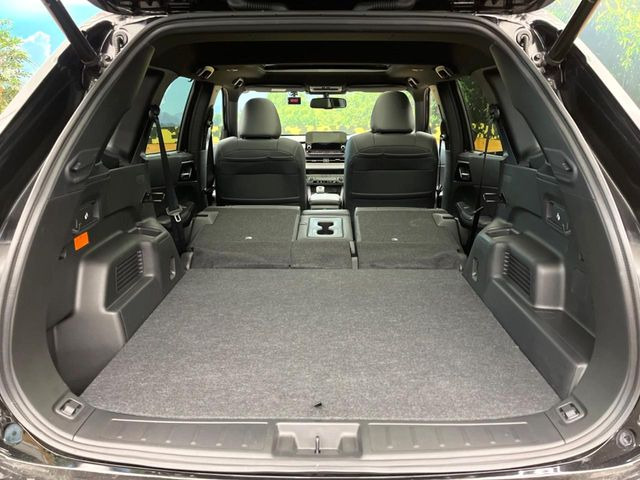 ラゲッジルームは、大容量のスペースを確保。普段のお買い物からレジャーまで、幅広く活躍してくれます!また、リアシートを倒すことでバリエーション豊かにお使いいただけます。