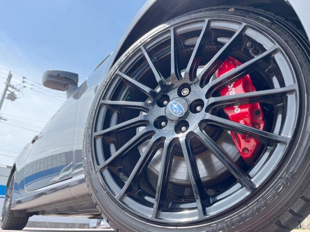 �y����18�C���`�A���~�z�C�[���z�O�ςɃ}�b�`���������A���~�z�C�[���𑕒����Ă���܂��B�e��ЊO�A���~�z�C�[����A�X�^�b�h���X�^�C�����戵�����Ă���܂��B���񂲑��k����������