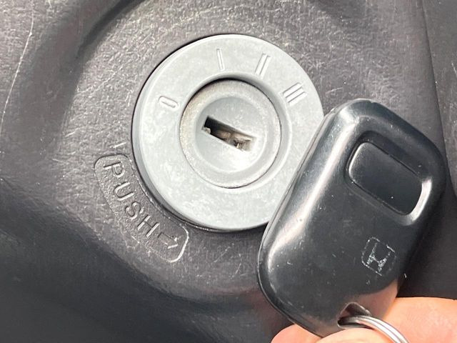 【キーレス】少し離れた場所からでもボタン一つでドアの開錠・施錠ができるのでとっても便利!ドアの鍵穴周りに傷をつけることもありません♪