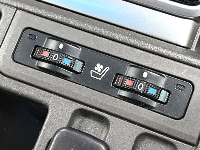 【シートベンチレーション】夏場は涼しい風でお尻や背中の熱やムレを防ぎ、冬はエアコンよりも早く温まってポカポカに!季節を問わず快適に過ごせます。