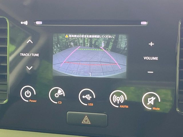 【バックカメラ】駐車時に後方がリアルタイム映像で確認できます。大型商業施設や立体駐車場での駐車時や、夜間のバック時に大活躍!運転スキルに関わらず、今や必須となった装備のひとつです!