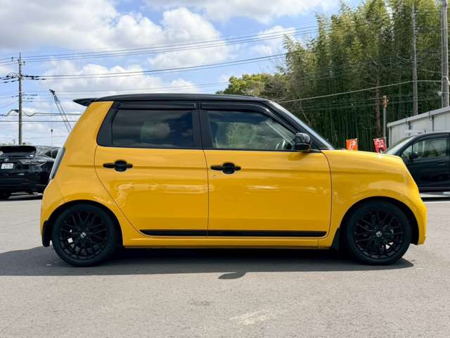 当店在庫は外装、内装クリーニング後に展示し、併せて事故修復歴の有無、メーター改ざん歴の有無も第三者機関による検査を全台実施しております。車検、整備、鈑金塗装も自社で対応できますのでご安心ください。