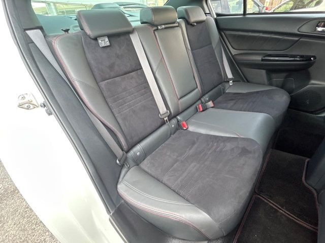 後部座席も気になるようなキズ・汚れやへたり等、大きなダメージはなく、良好な状態です。
