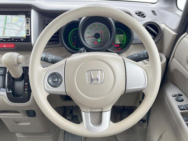 �C���e���A�ɍ��킹���f�U�C���̃X�e�A�����O�́A�^�]�������̂��Ƃ��l���A�^�]���₷���`��A�傫���ł��B�����x�A���ۂɐG���Ă��m���߂��������B