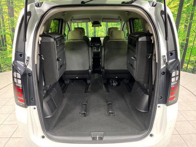 ���i�̂���������ʋ΁A���}���ɏ\���ȉ׎��X�y�[�X���m�ۂ��Ă���܂��B�Z�J���h�V�[�g��|���ƁA�傫�ȉו��̐ύڂ��\�ł���