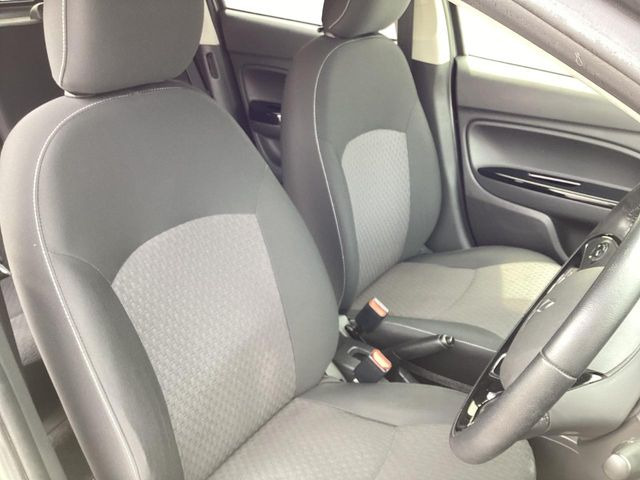 運転席まわりには十分なスペースがあり、大柄な方でもゆったり運転していただける環境です。