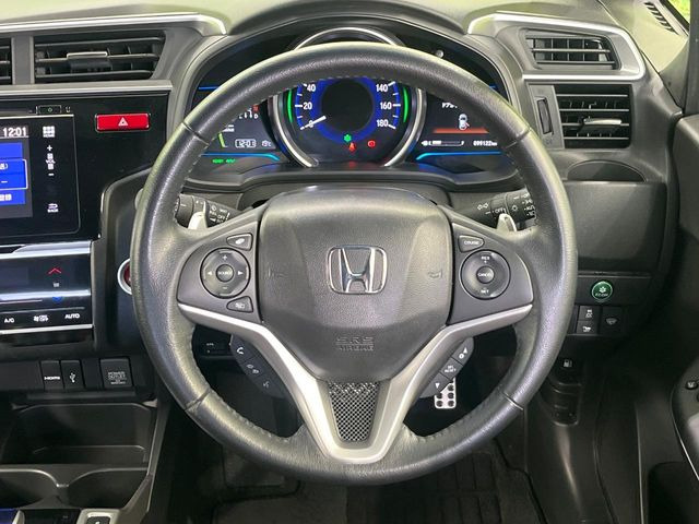 �C���e���A�ɍ��킹���f�U�C���̃X�e�A�����O�́A�^�]�������̂��Ƃ��l���A�^�]���₷���`��A�傫���ł��B�����x�A���ۂɐG���Ă��m���߂��������B