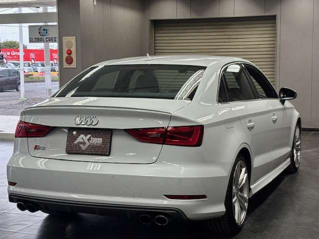 【屋内展示場完備】雨が降っても風が吹いても、暑くても寒くてもゆっくりお車をご覧いただけます&rArr;