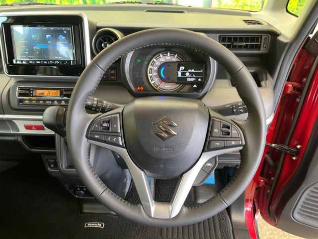 �C���e���A�ɍ��킹���f�U�C���̃X�e�A�����O�́A�^�]�������̂��Ƃ��l���A�^�]���₷���`��A�傫���ł��B�����x�A���ۂɐG���Ă��m���߂��������B