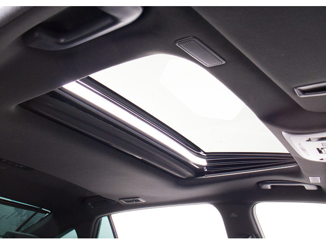 人気装備のサンルーフが付いています!上下チルトに前後スライド機能が付いていますので、様々なドライブシーンで活躍してくれます!!開放感ある車内空間は気持ちがいいですよ!是非体感してみて下さい!