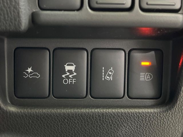 �y�Փˌy���V�X�e���z���s���ɑO���̎ԗ�����F�����A�Փ˂������Ȏ��͌x��ƃu���[�L�ŏՓˉ���Ɣ�Q�y�����A�V�X�g�B�����S�Ƀh���C�u�����y���݂��������܂��B