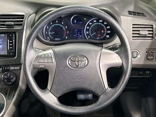 �C���e���A�ɍ��킹���f�U�C���̃X�e�A�����O�́A�^�]�������̂��Ƃ��l���A�^�]���₷���`��A�傫���ł��B�����x�A���ۂɐG���Ă��m���߂��������B