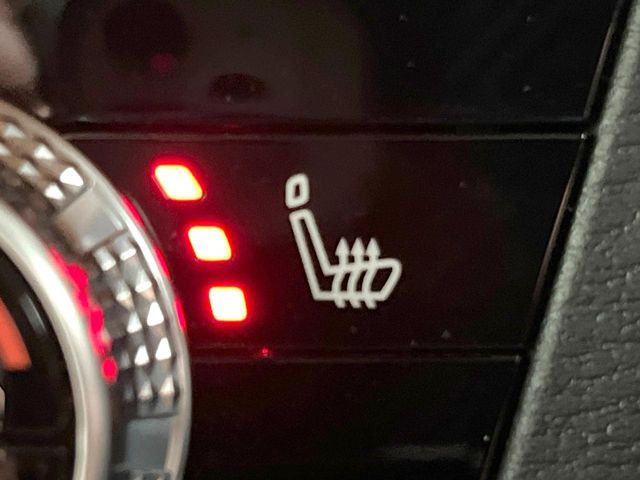 【前席+後席シートヒーター】寒い日に重宝するシートヒーターを後席にも装備!エアコンより早く温まってくれるので寒がりの人も安心ですね♪エアコンの温風は乾燥するから苦手、という方にもをおすすめです。