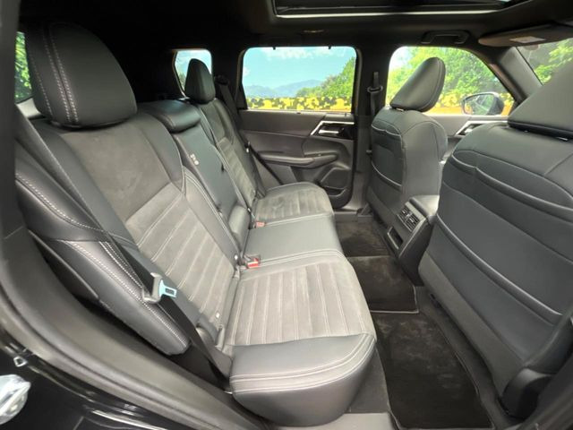 後部座席も気になるようなキズ・汚れやへたり等、大きなダメージはなく、良好な状態です。