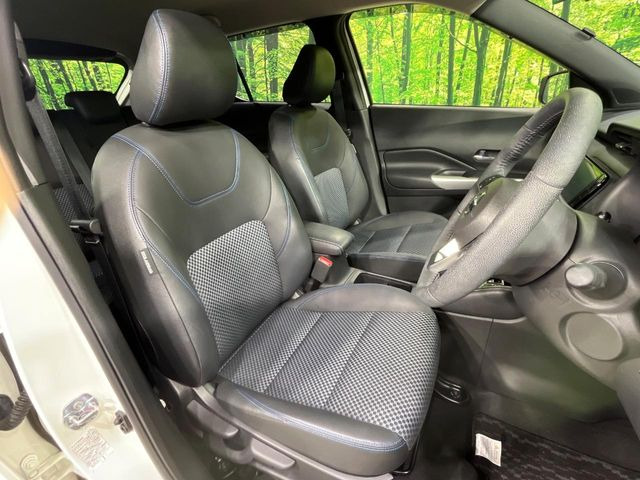 【ハーフレザーシート】高級感と座り心地を両立した人気のシート♪背面・座面のファブリック素材は、通気性の良さや滑りにくさに優れています。気温や服装に左右されず快適にお乗りいただけます。