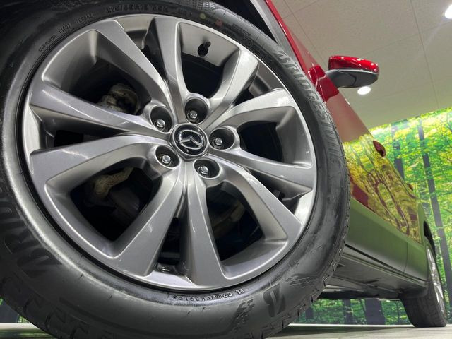 【純正18インチアルミホイール】外観にマッチした純正アルミホイールを装着しております。各種社外アルミホイールや、スタッドレスタイヤも取扱いしております。是非ご相談ください♪
