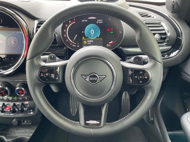 ���}���`�t�@���N�V�����X�e�A�����O:�n���h���̍��E�̃{�^���ŃI�[�f�B�I�̑I���≹�ʂ̒��߂��\�ł��B�n���h�����������������ł���̂ň��S�ł��ˁ�