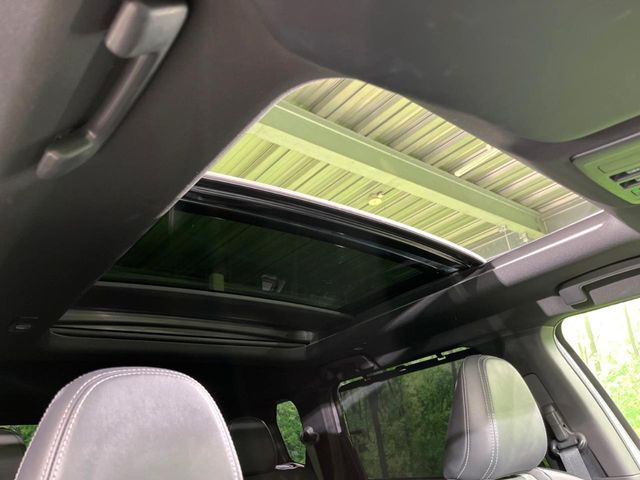 【サンルーフ】開放感たっぷりの希少装備、サンルーフが装着されています!車内に明かりを取り入れたり景色を楽しむ以外にも、車内の空気も簡単に換気できて快適です!