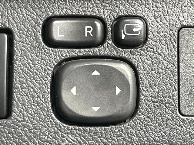 【電動格納ミラー】サイドミラーは電動格納式となっており、狭い駐車場でもキズがつくリスクを抑えられます。