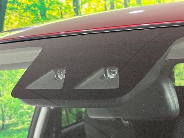 【スマートアシスト】走行中に前方の車両等を認識し、衝突しそうな時は警報とブレーキで衝突回避と被害軽減をアシスト。より安全にドライブをお楽しみいただけます。