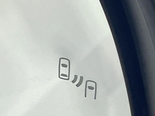 【ブラインドスポットモニター】走行中、ドアミラーの死角になりやすい箇所に後続車が接近するとサイドミラーのレンズに警告を表示!ドライバーに注意喚起をしてくれます。