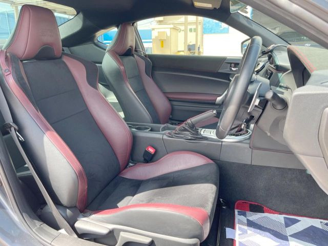 �y�n�[�t���U�[�V�[�g�z�������ƍ���S�n�𗼗������l�C�̃V�[�g���w�ʁE���ʂ̃t�@�u���b�N�f�ނ́A�ʋC���̗ǂ��⊊��ɂ����ɗD��Ă��܂��B�C���╞���ɍ��E���ꂸ���K�ɂ���肢�������܂��B