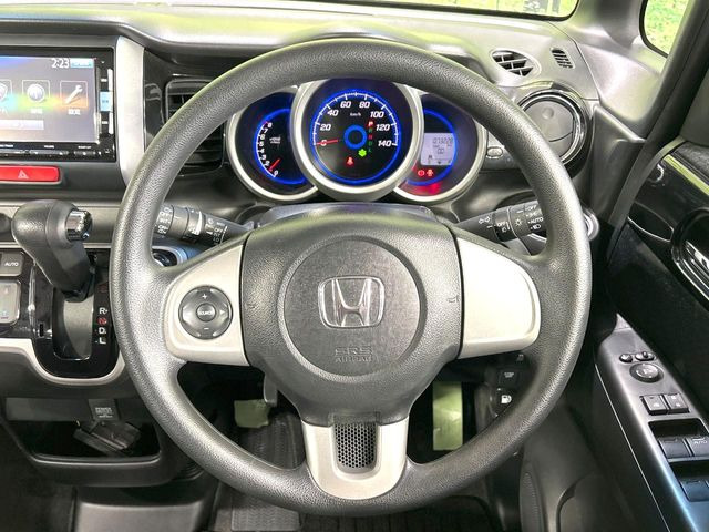 �C���e���A�ɍ��킹���f�U�C���̃X�e�A�����O�́A�^�]�������̂��Ƃ��l���A�^�]���₷���`��A�傫���ł��B�����x�A���ۂɐG���Ă��m���߂��������B