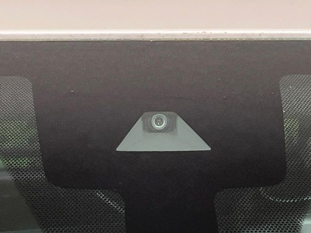 【インテリジェントエマージェンシーブレーキ】フロントカメラで前方の車両や歩行者を検知。衝突しそうな時は衝突被害軽減ブレーキが作動、衝突回避をサポート。より安全にドライブをお楽しみいただけます。