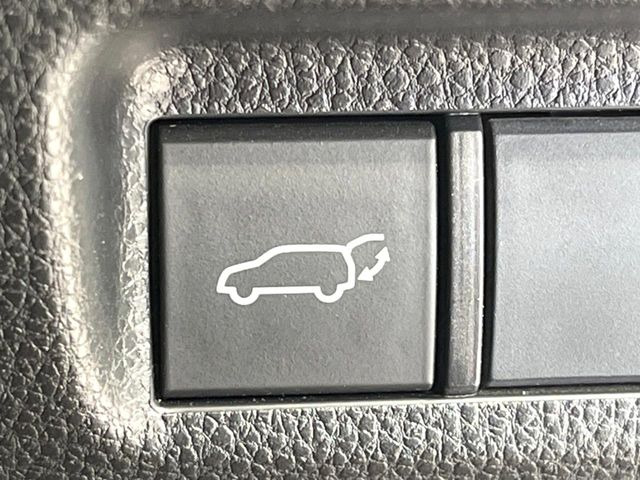 【パワーバックドア】スマートキーや運転席のボタンを押すだけでリアゲートが自動で開閉します!荷物を持っている時や、高い位置にあるバックドアを閉める際に便利な機能です♪